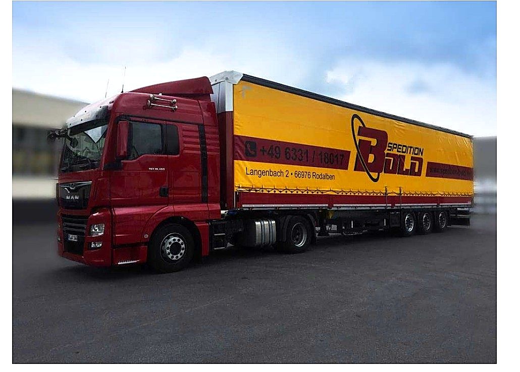 Sattelzug der Spedition Bold auf dem Betriebshof beim Beladen